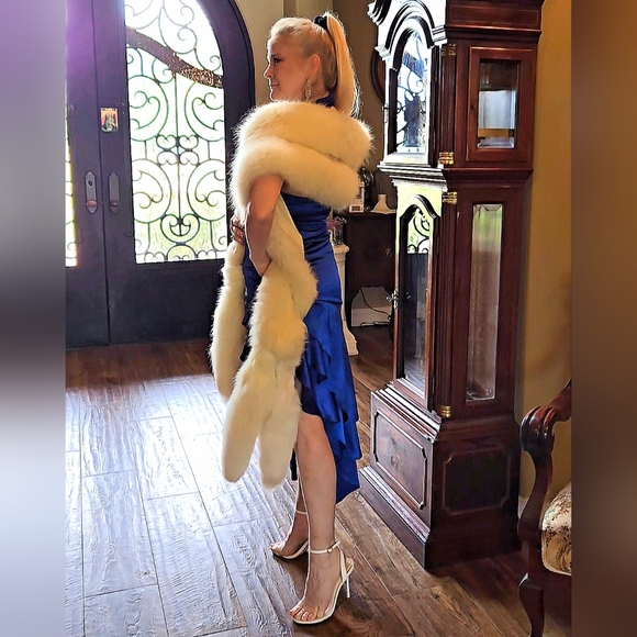 Push, Luscious Ivory Fox Fur Wrap with Tails - Picture 13 of 17